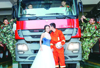 黃島區(qū)消防隊員版婚紗照火了