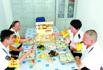 公交司機夫妻檔的中秋團圓飯