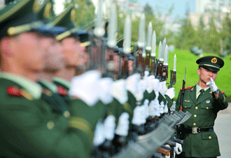 青島最大國(guó)旗儀仗隊(duì)正裝彩排