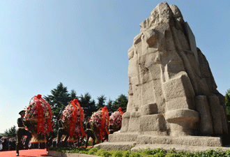 青島隆重舉行公祭烈士儀式