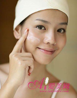  干性皮膚的護(hù)理須知 精選美白保濕護(hù)膚品 