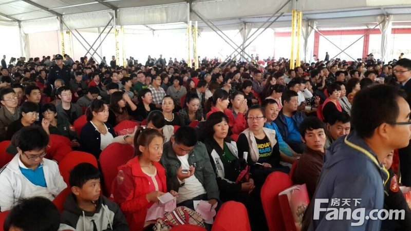 10月18日魯商泰晤士小鎮(zhèn)開盤現(xiàn)場(chǎng)火爆