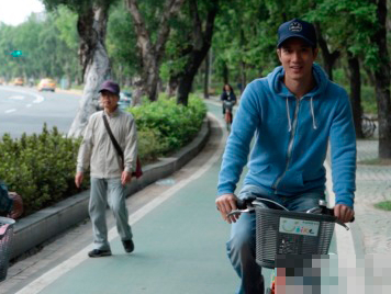 王力宏騎自行車游公園