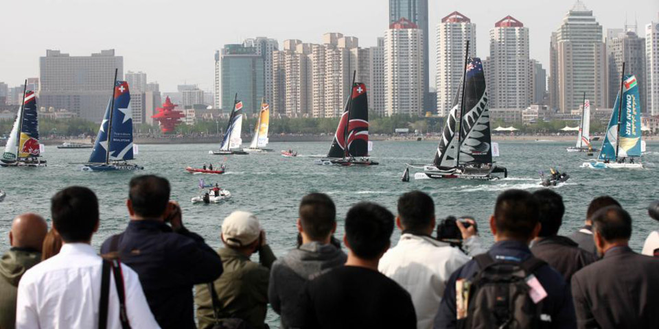 國際極限帆船賽 青島港內(nèi)齊爭雄