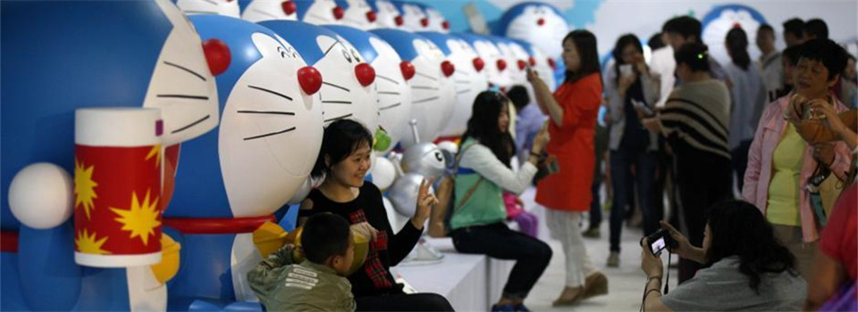 百個哆啦A夢亮相青島 引民眾拍照留念