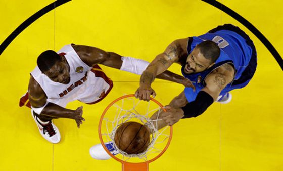 首筆！小牛尼克斯完成6人大交易 拳王回歸