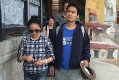 周迅與男友現(xiàn)身寺廟