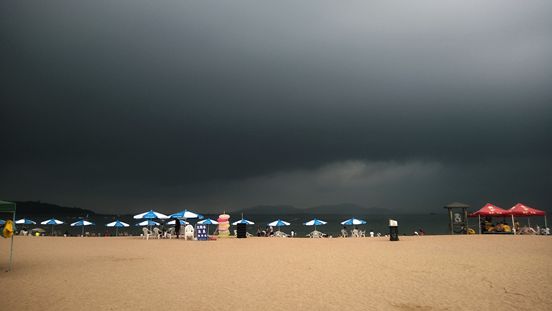 大雨來(lái)臨前的第一海水浴場(chǎng)