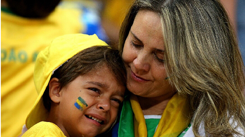 巴西隊0-3再遭慘敗 小球迷傷心哭泣美女球迷動容落淚