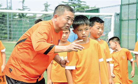 中能足球夏令營(yíng)開營(yíng) “青訓(xùn)教父”蔡軍亮相