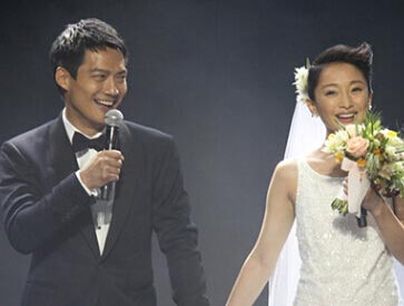 周迅高圣遠(yuǎn)婚禮現(xiàn)場(chǎng)幸福擁吻