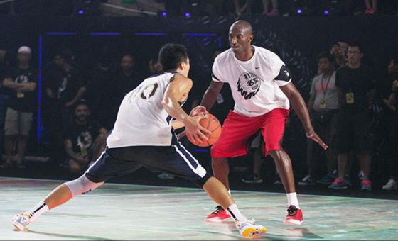 科比中國(guó)行拉開帷幕 幸運(yùn)球迷激動(dòng)跪拜飛俠