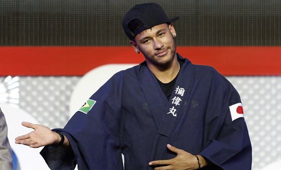 內(nèi)馬爾抵達(dá)日本撈金 穿和服站臺(tái)親吻女球迷