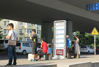 赤日曬下墻根靠 誰(shuí)來(lái)建候車(chē)亭