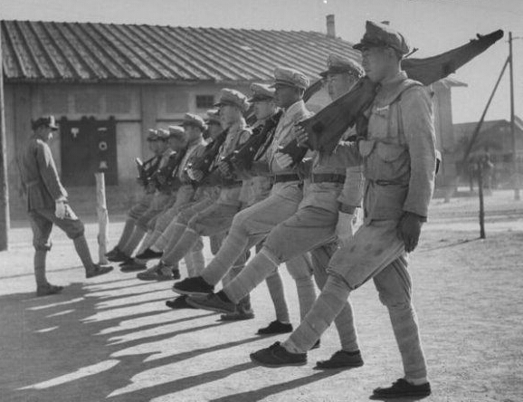 1948年的青島 塔拉瓦號(hào)航母?？壳鄭u海域