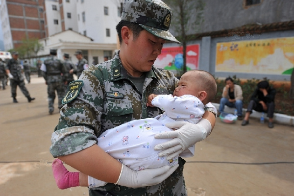 抗震救災(zāi)醫(yī)療隊(duì)隊(duì)員安撫小傷員