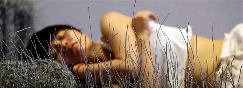 中國女藝術(shù)家“裸睡”鐵絲床36天