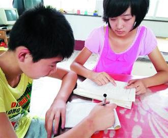 “微笑姑娘”免費(fèi)教英語(yǔ)回報(bào)鄉(xiāng)親