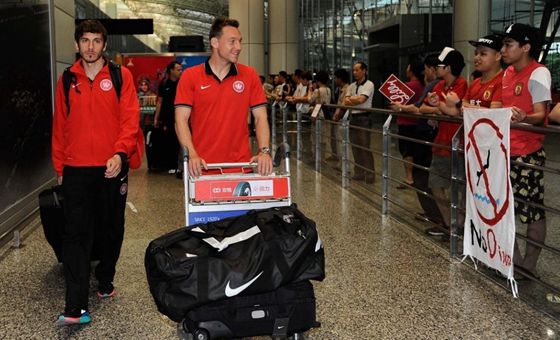 恒大球迷用中指“歡迎”西悉尼 打禁跳水橫幅