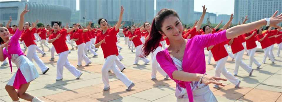3000位大媽齊聚濟(jì)南奧體中心廣場(chǎng)“斗舞”