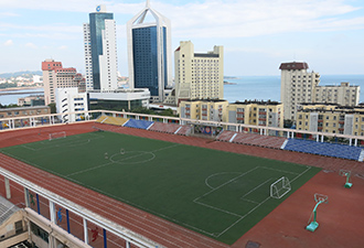 學(xué)校操場(chǎng)建高樓上 可打球+看海