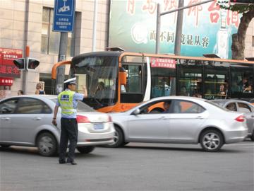 購(gòu)物狂堵爆青島各大商圈爭(zhēng)道搶行致事故大增