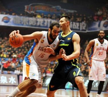 哈達(dá)迪突破易建聯(lián)