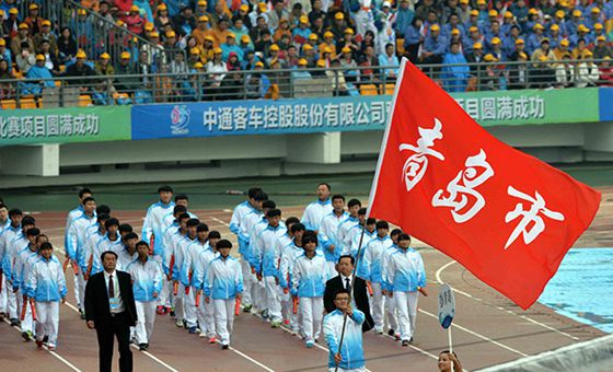 第23屆省運(yùn)會(huì)開(kāi)幕 青島代表團(tuán)整齊入場(chǎng)(圖)