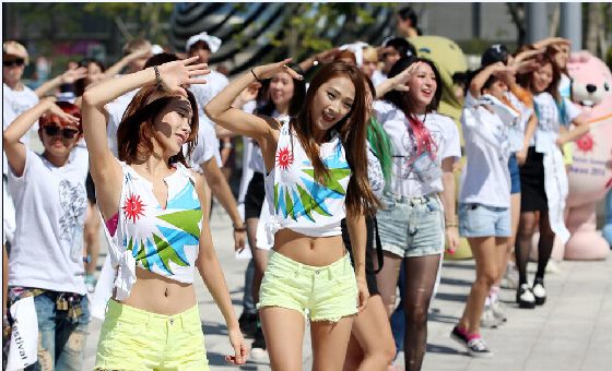 韓國(guó)民眾“快閃” 美女秀舞姿助威亞運(yùn)