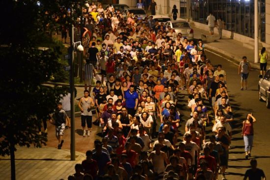 青島廣場舞大媽轉(zhuǎn)行“暴走”，千人集結(jié)場面壯觀。