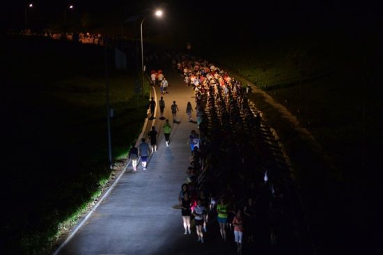 青島廣場舞大媽轉(zhuǎn)行“暴走”，千人集結(jié)場面壯觀。