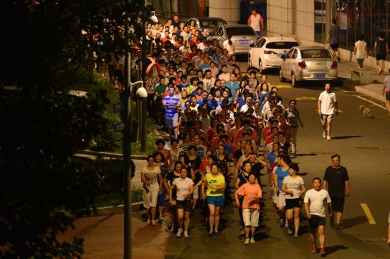 青島廣場舞大媽轉(zhuǎn)行“暴走”，千人集結(jié)場面壯觀。