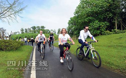 英法德總領(lǐng)事騎行成都白鷺灣 助力無車日