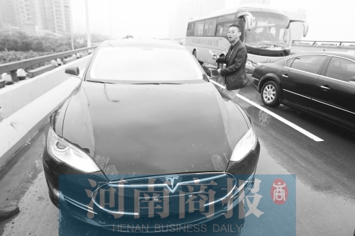 鄭州市民花110萬(wàn)買輛特斯拉 新車上路雨刷“罷工”