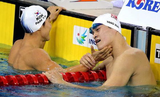 復(fù)仇成功 三強爭霸孫楊勝出摘個人本屆首金