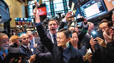 9月19日，美國紐約，阿里巴巴集團在紐交所正式掛牌交易，馬云高舉敲鐘槌。圖/CFP