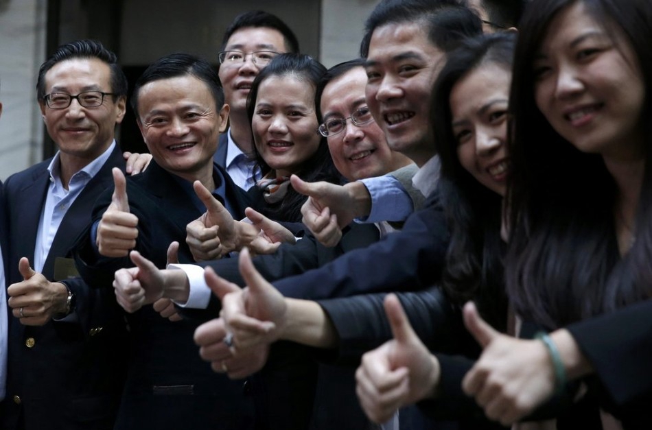 馬云與他的“阿里巴巴合伙人們”：阿里董事局副主席蔡崇信、阿里集團(tuán)首席人才官彭蕾、阿里集團(tuán)首席運(yùn)營(yíng)官?gòu)堄?、阿里集團(tuán)資深副總裁吳敏芝、小微金服國(guó)際事業(yè)部副總裁彭翼捷等