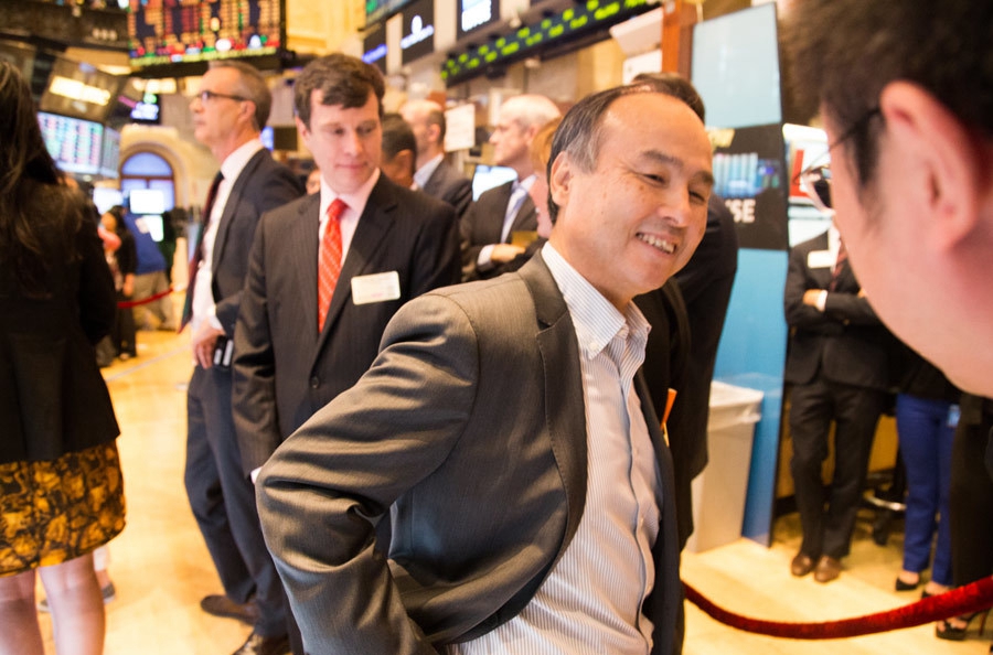 伴隨著阿里巴巴于9月19日在紐交所上市鐘聲的響起，軟銀集團(tuán)和其著名的創(chuàng)始人兼首席執(zhí)行官孫正義的財(cái)富增值“也快要裂開(kāi)了”。孫正義投資2000萬(wàn)收獲580億，成阿里上市最大贏家。