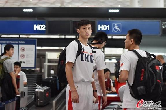 男籃條件艱苦自帶被褥 人高馬大竟只能睡小床