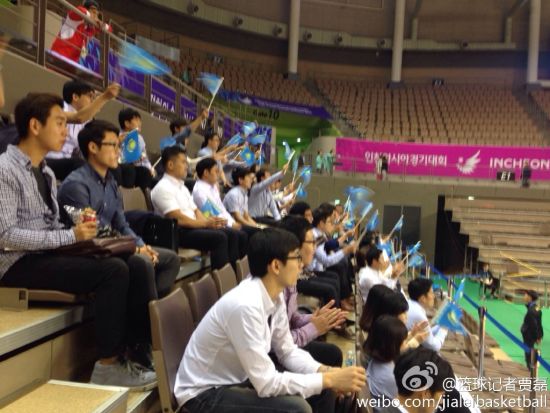 韓國(guó)球迷為哈薩克斯坦加油