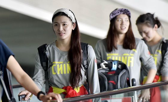 中國花游隊亞運凱旋抵京 陳曉君靚麗搶眼