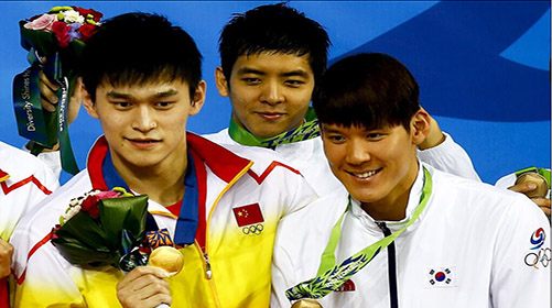 男子100自接力中國破紀錄奪金 賽后孫楊與樸泰桓親密合影