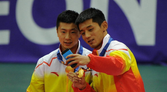 乒球中国男女队包揽金银 张继科领奖台玩起自拍
