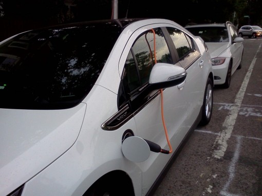 翻墻？爬樓？最奇葩的電動(dòng)車充電方式盤點(diǎn)