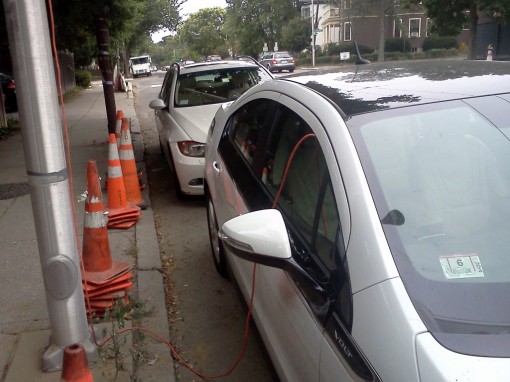 翻墻？爬樓？最奇葩的電動(dòng)車充電方式盤點(diǎn)