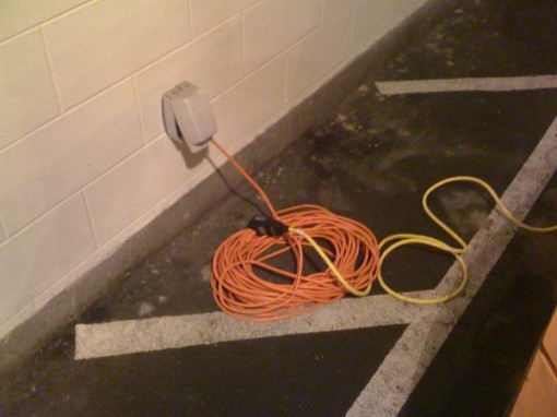 翻墻？爬樓？最奇葩的電動(dòng)車充電方式盤點(diǎn)