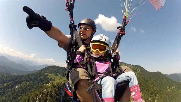 三岁女童随父亲挑战1980米高空滑翔伞