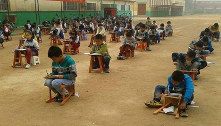 重度霾天氣 邯鄲一學(xué)校小學(xué)生露天蹲著考試