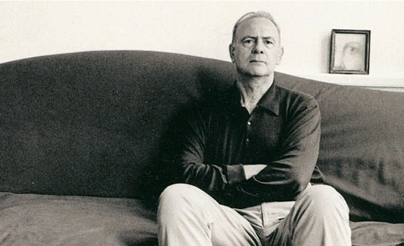 莫迪亞諾小傳：父親在戰(zhàn)爭時期曾與德國警察勾結(jié)