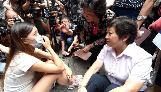 媽媽現(xiàn)場勸說非法“占中”學(xué)生撤退